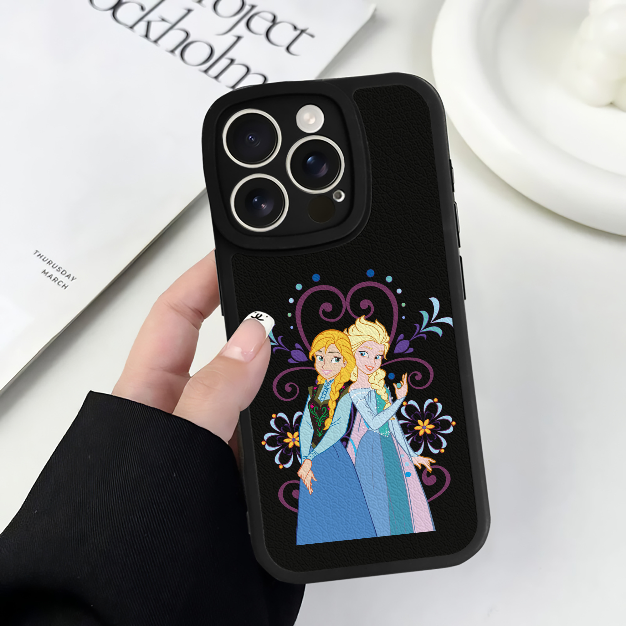 （画像用） アナと雪の女王 アンナ エルサ Frozen Anna Elsa 【iPhone 16シリーズ対応】シリコンスマホケース（レザー調） 材質：シリコン